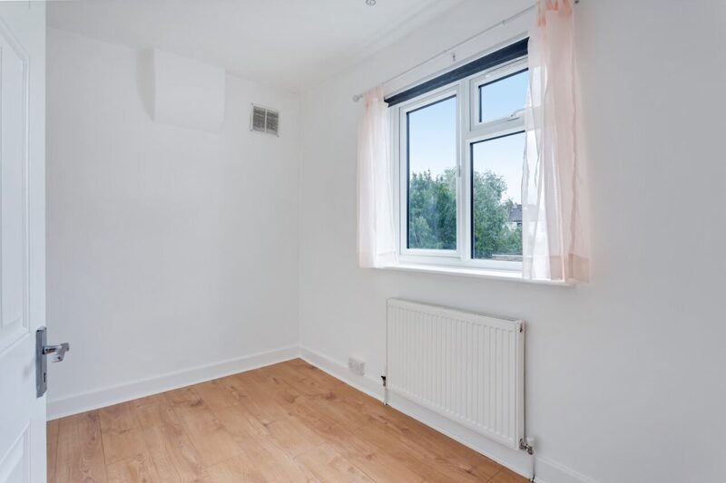 Room Park Avenue North in Greater London