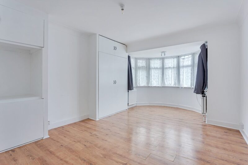 Room Park Avenue North in Greater London