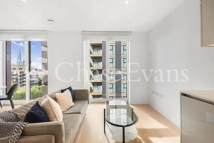 Flat Deacon Street in Greater London
