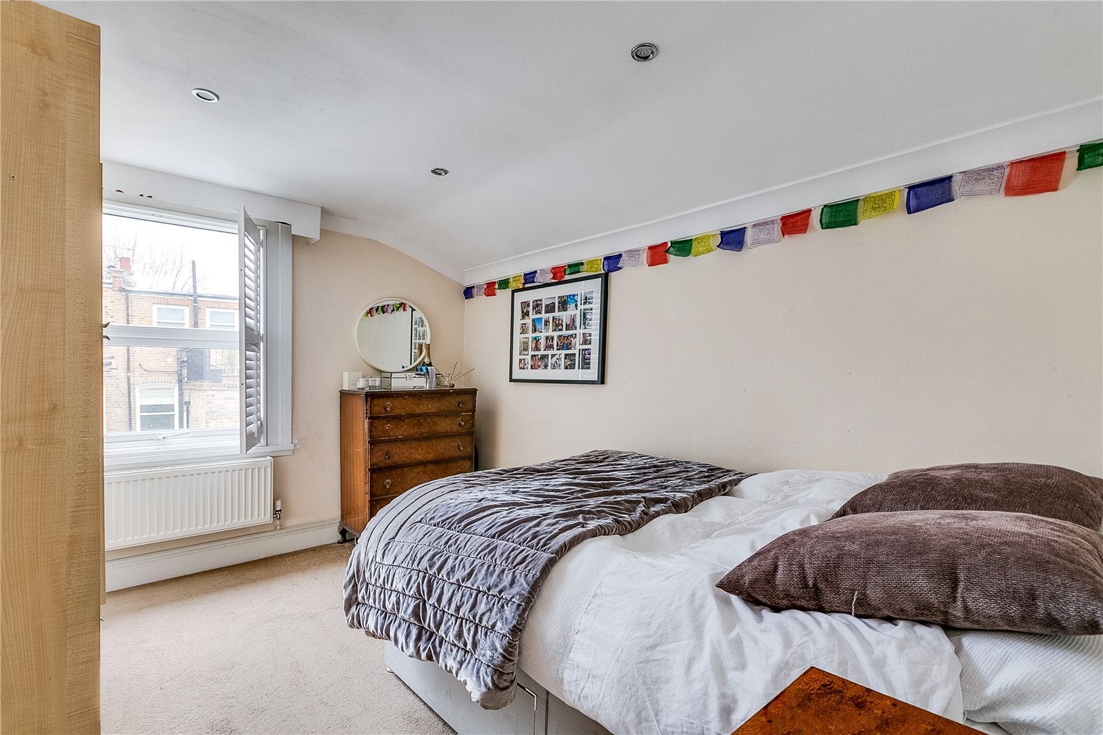 Flat Kelvedon Road in Greater London