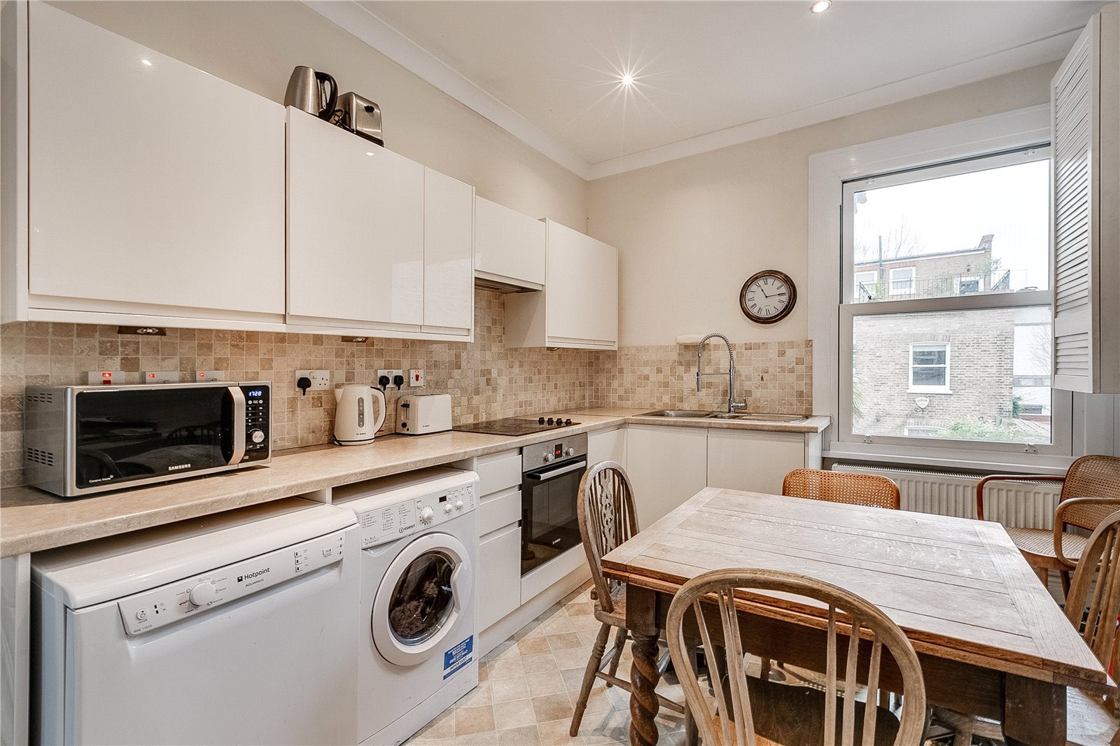 Flat Kelvedon Road in Greater London