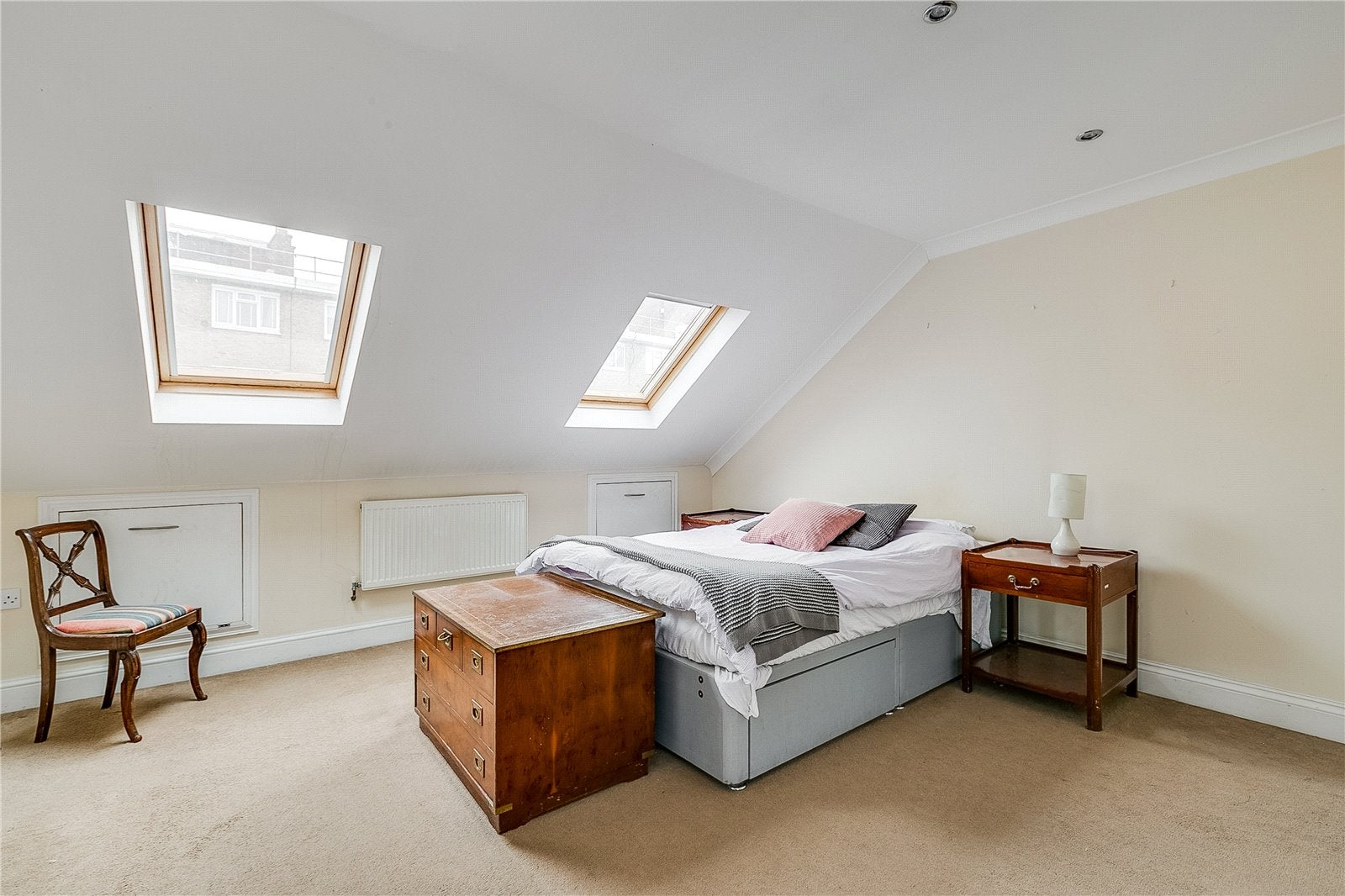 Flat Kelvedon Road in Greater London