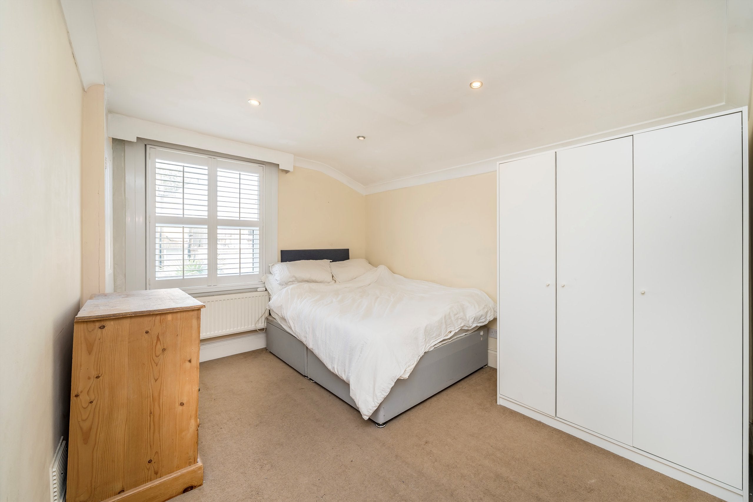 Flat Kelvedon Road in Greater London