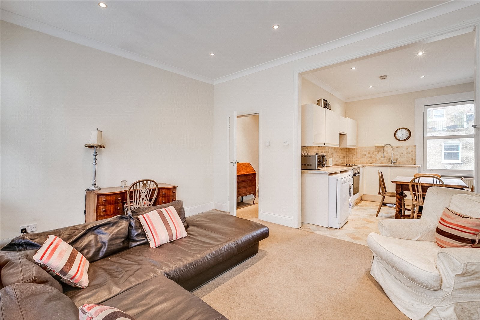 Flat Kelvedon Road in Greater London
