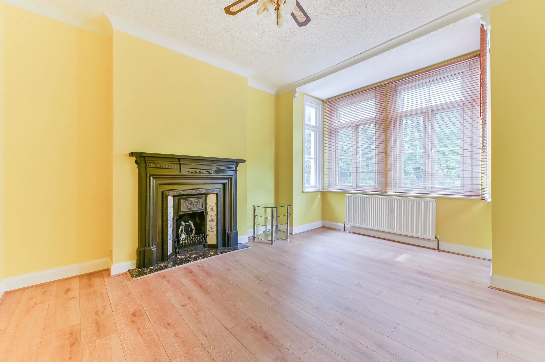 Flat Grange Road in Greater London
