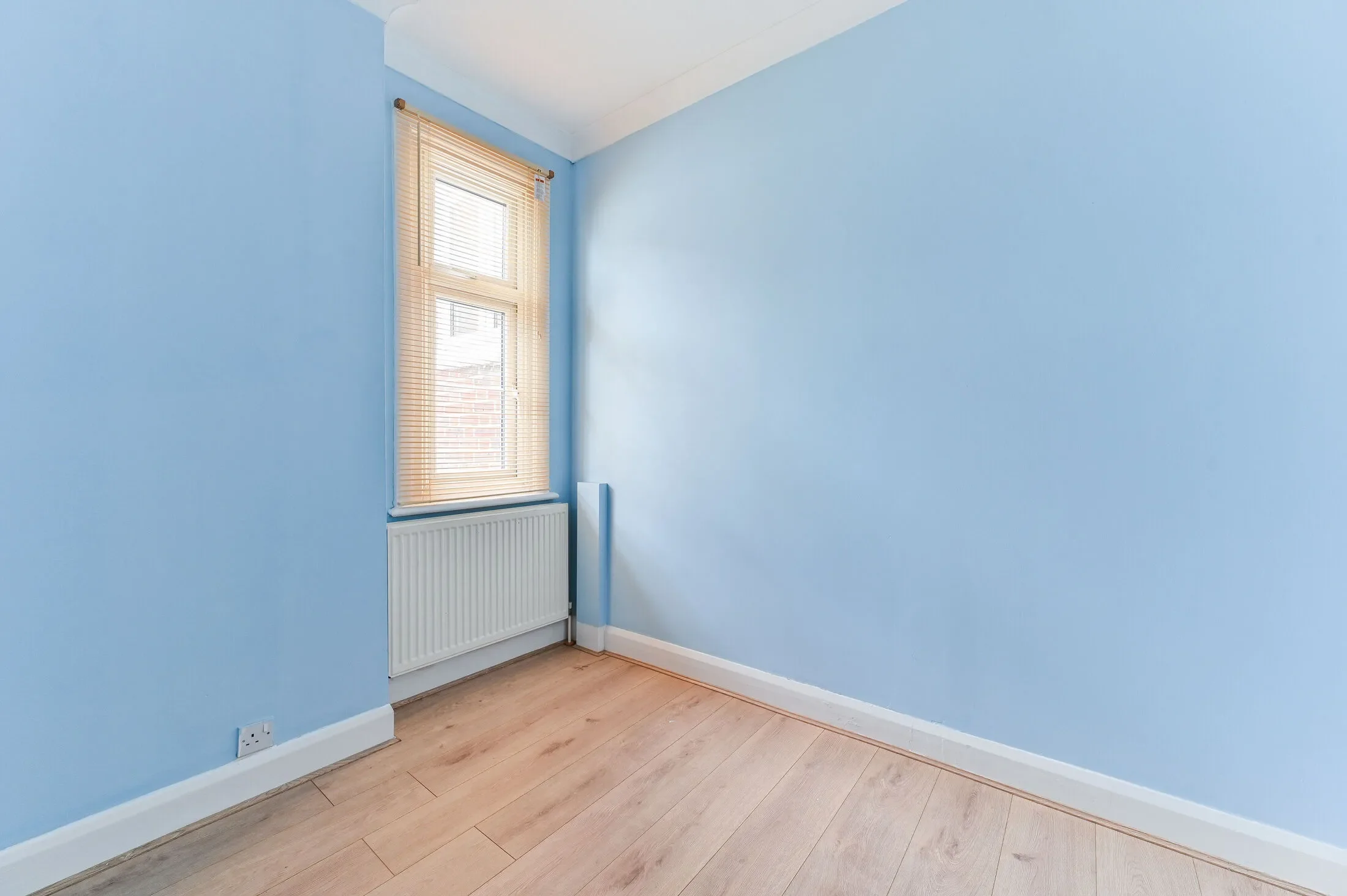 Flat Grange Road in Greater London