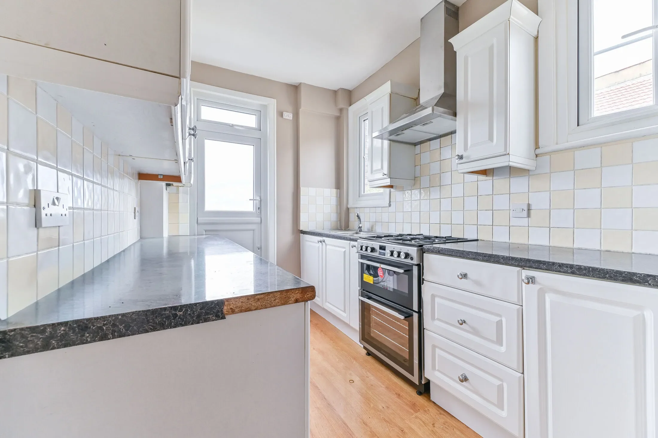 Flat Grange Road in Greater London