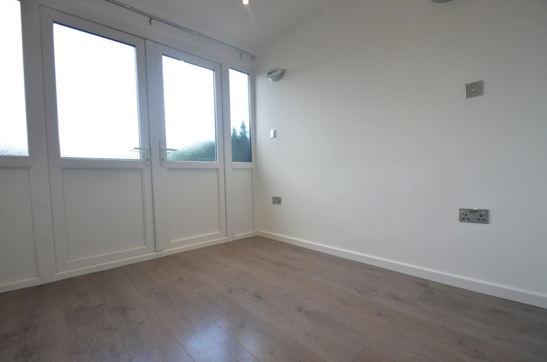 Room Exeforde Avenue in Borough of Spelthorne
