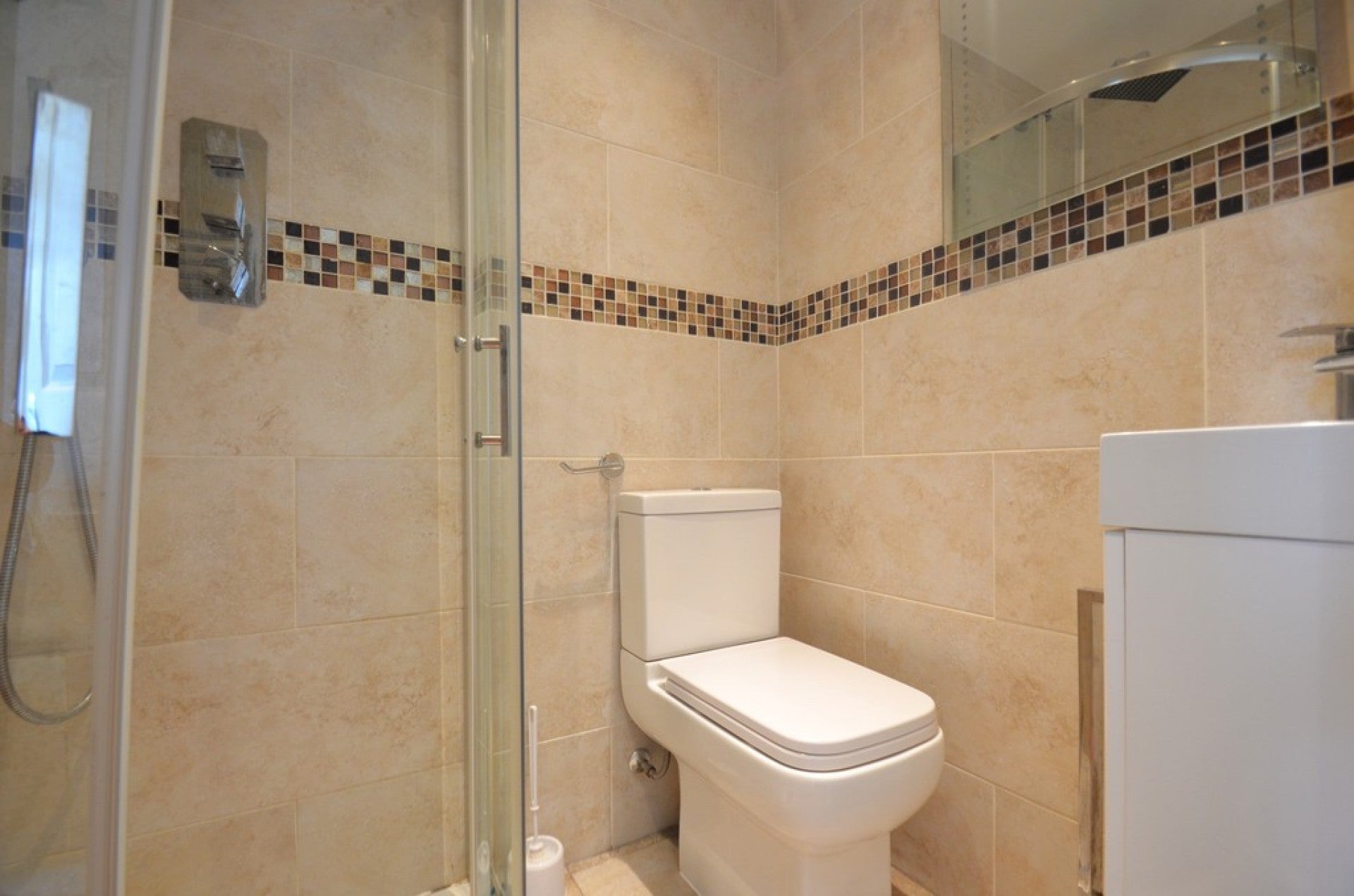 Room Exeforde Avenue in Borough of Spelthorne