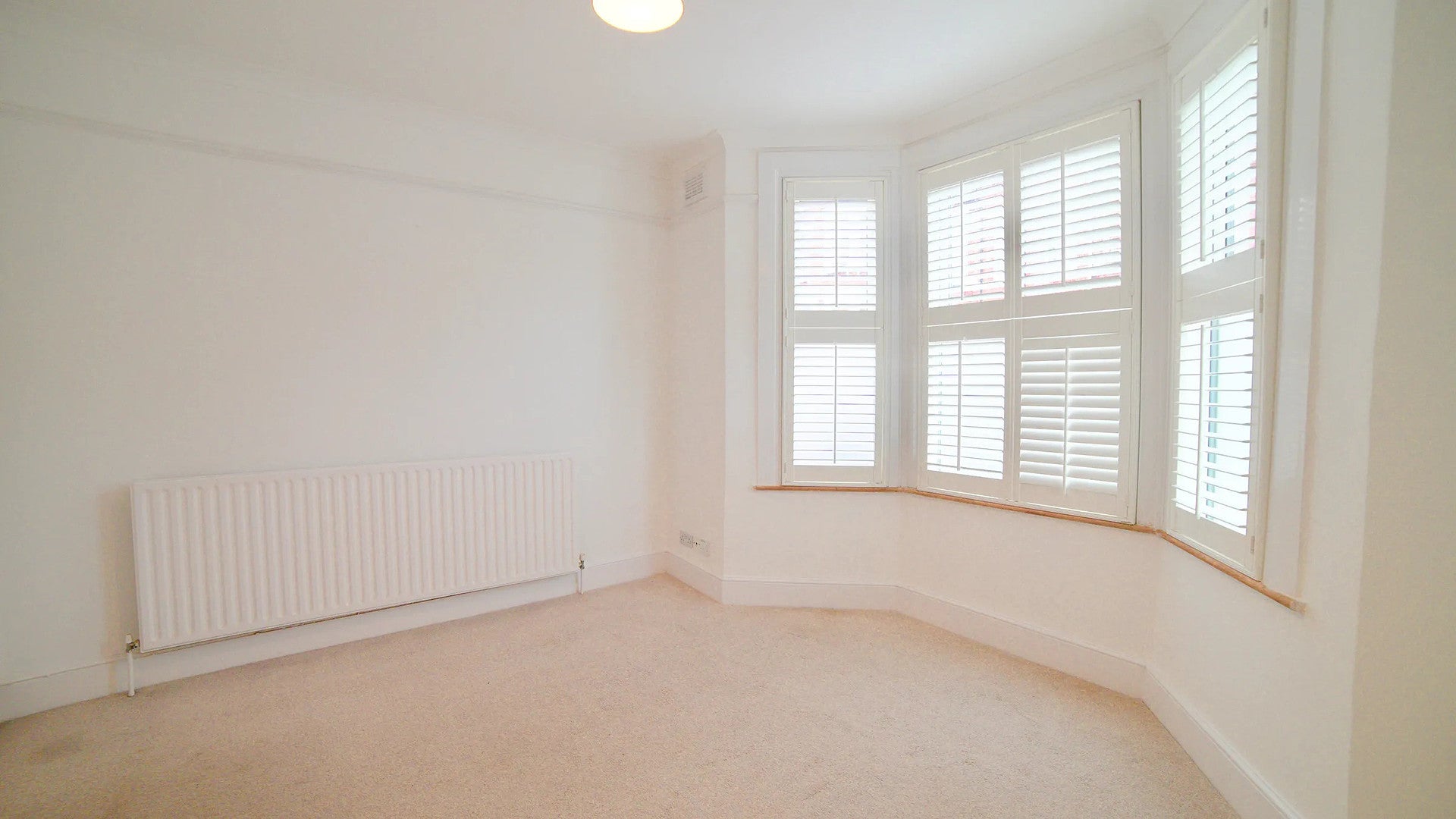 Flat Cotleigh Road in Greater London