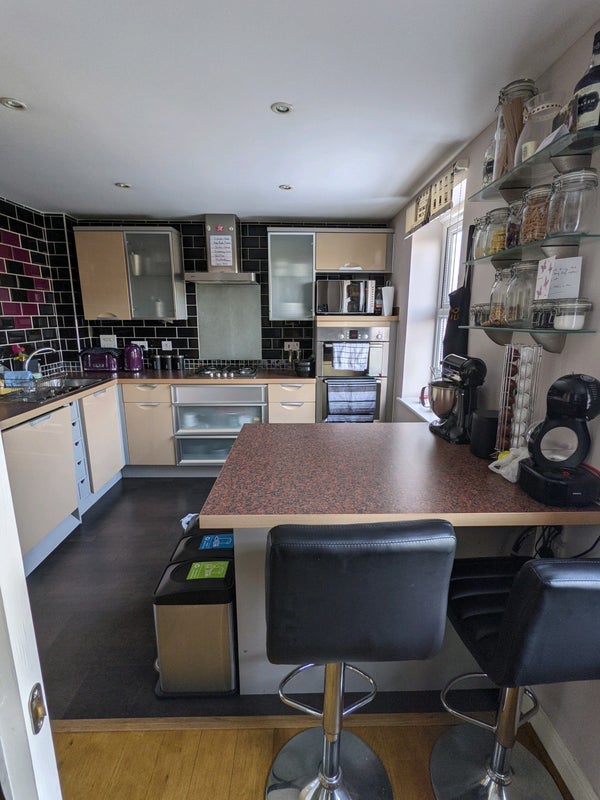 Room Bowen Way in Reigate and Banstead
