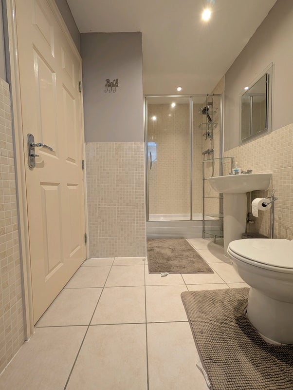 Room Bowen Way in Reigate and Banstead