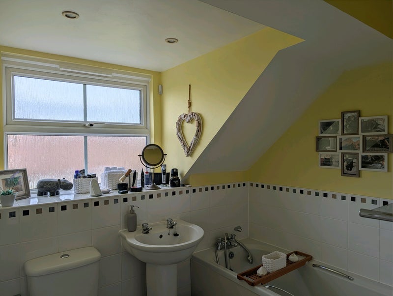 Room Bowen Way in Reigate and Banstead