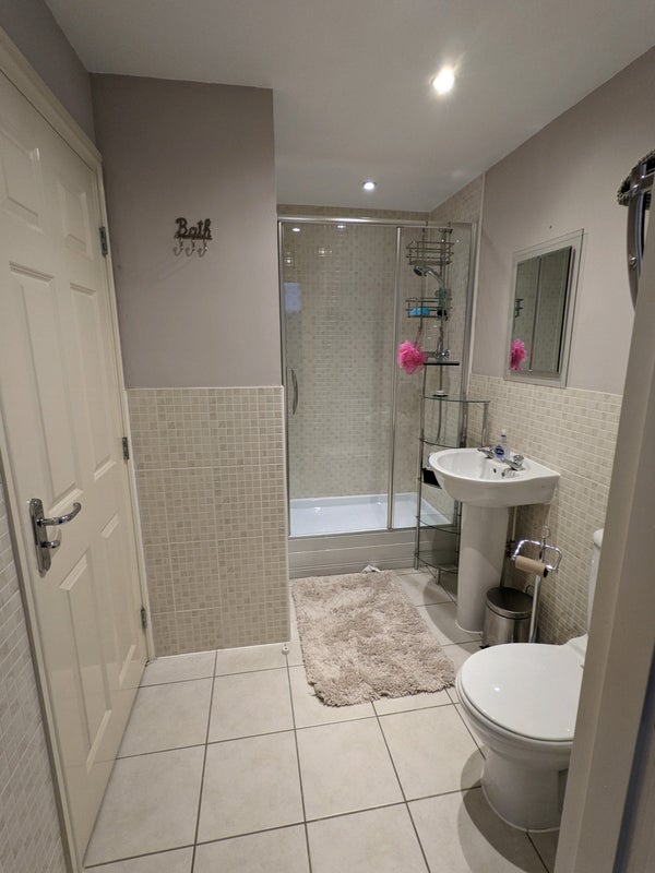 Room Bowen Way in Reigate and Banstead