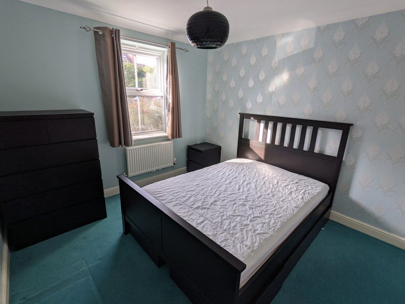 Room Bowen Way in Reigate and Banstead