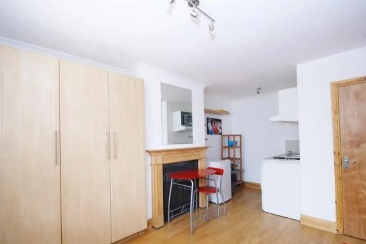 Flat Hoylake Road in Greater London