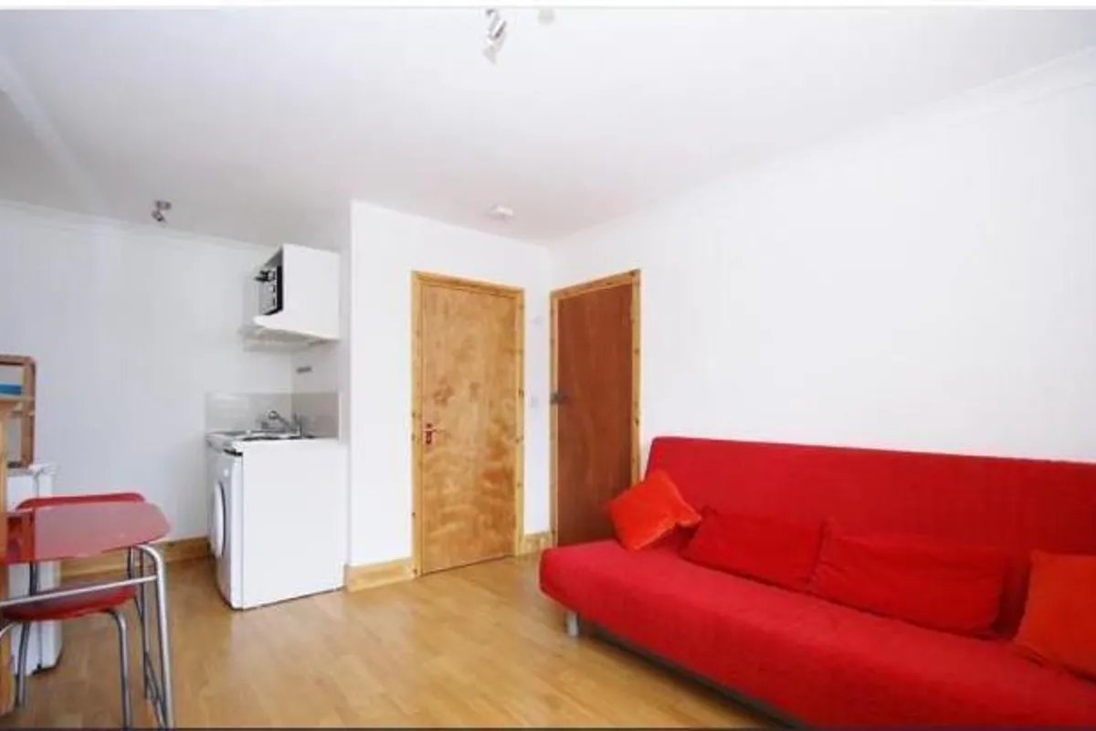 Flat Hoylake Road in Greater London
