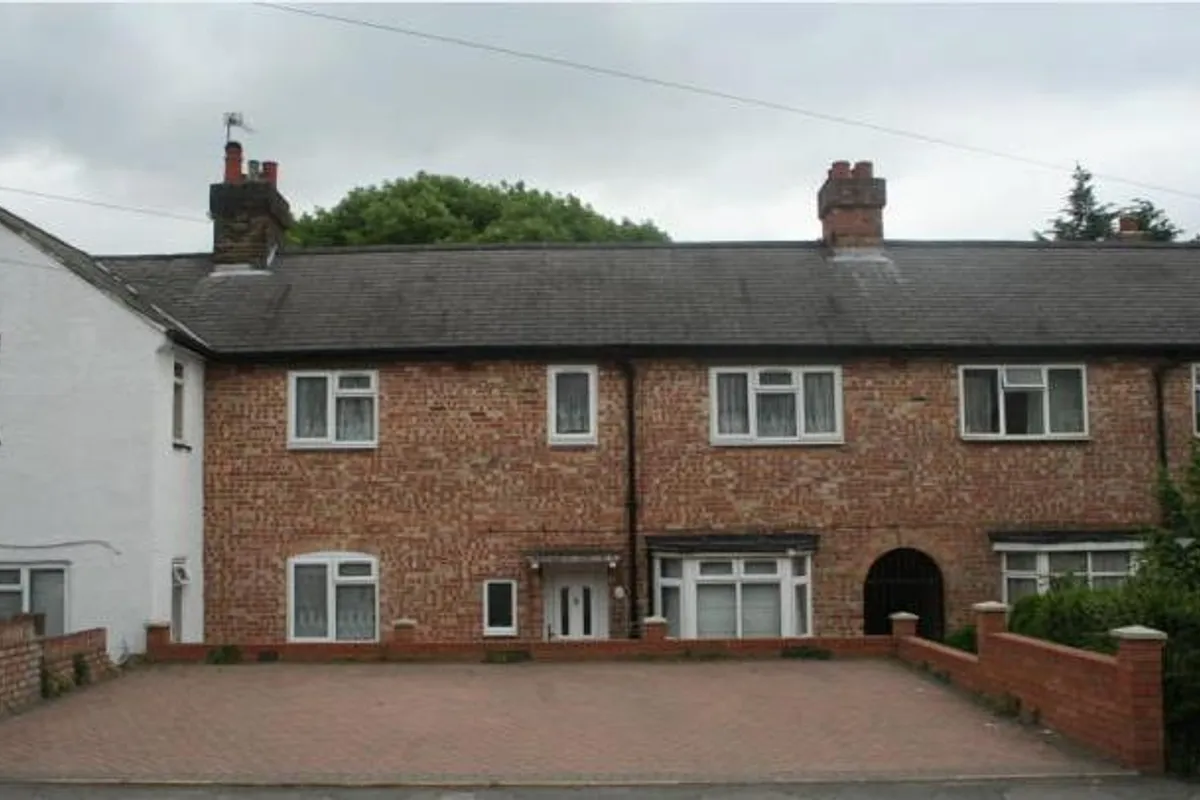 Flat Hoylake Road in Greater London