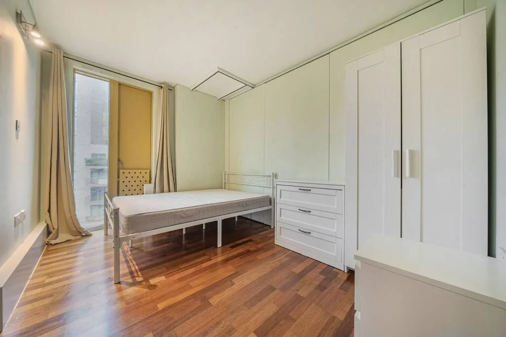 Flat West Parkside in Greater London