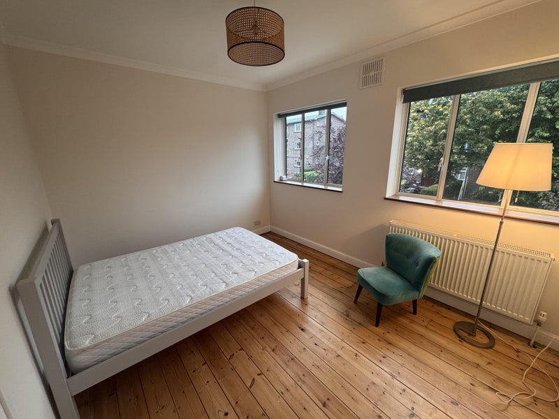 Flat Lessar Avenue in Greater London