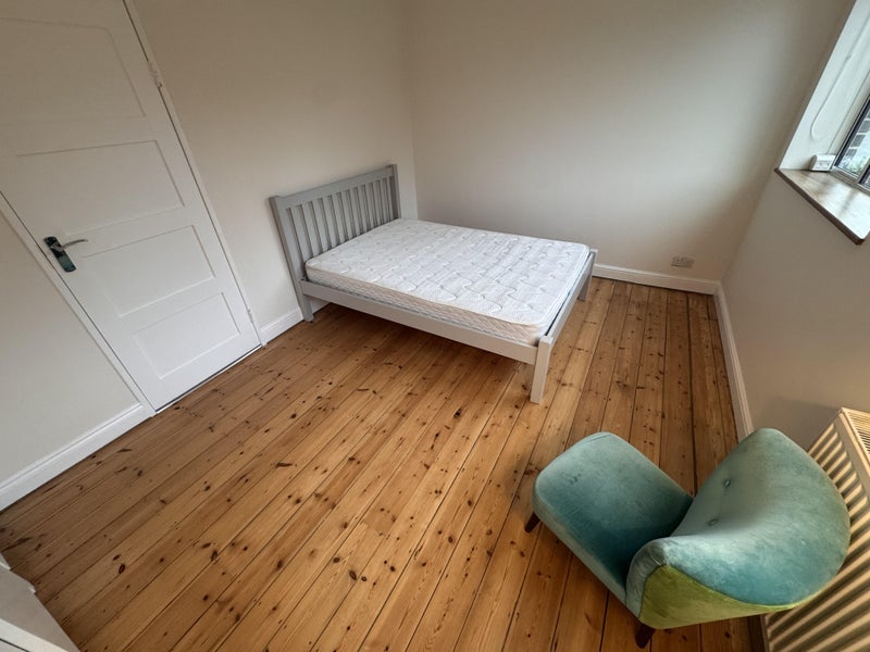 Flat Lessar Avenue in Greater London