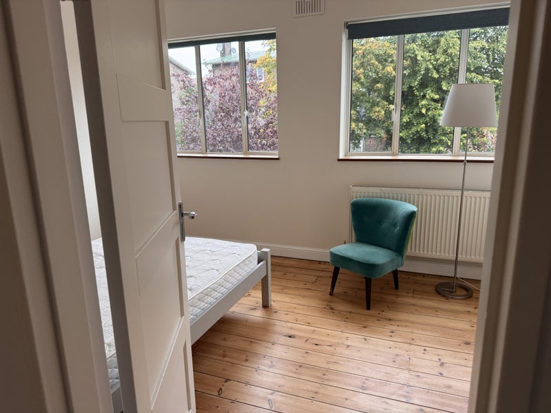 Flat Lessar Avenue in Greater London