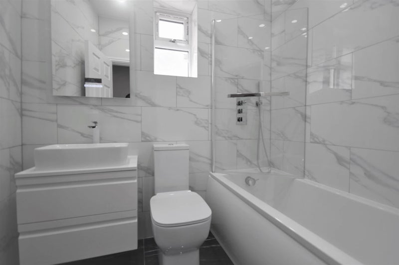 Room Hollydale Road in Greater London