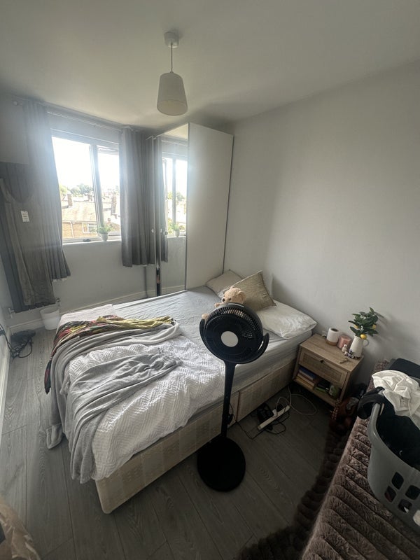 Room Hollydale Road in Greater London