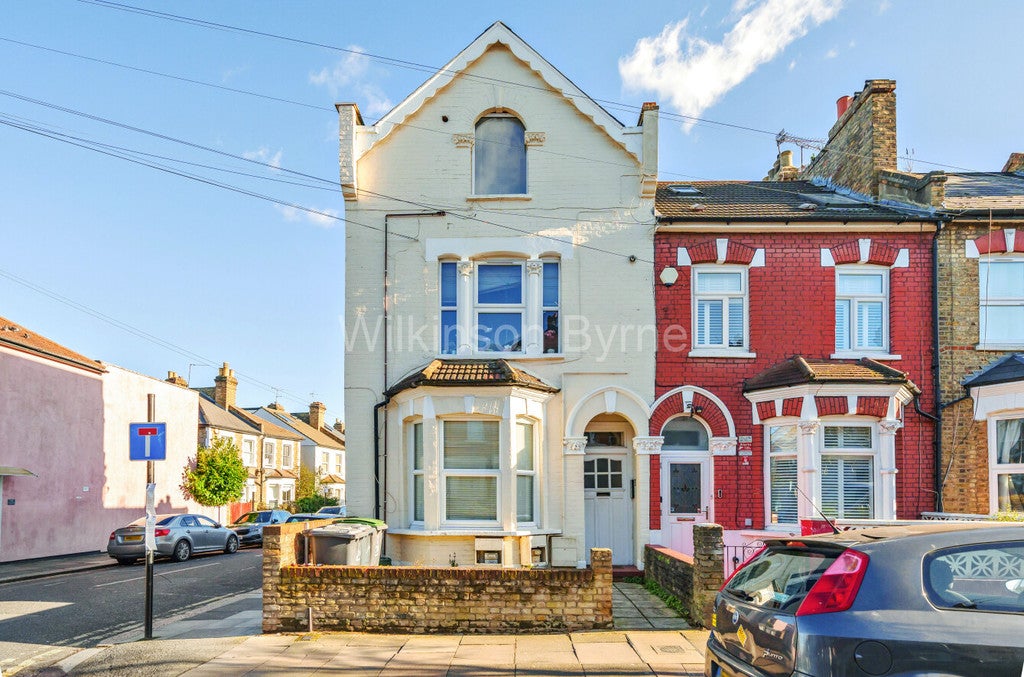 Flat Bounds Green Road in Greater London