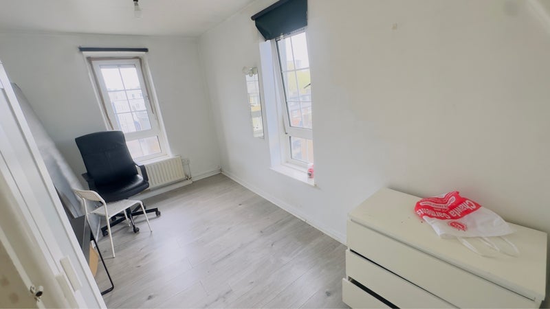 Room Wade's Place in Greater London