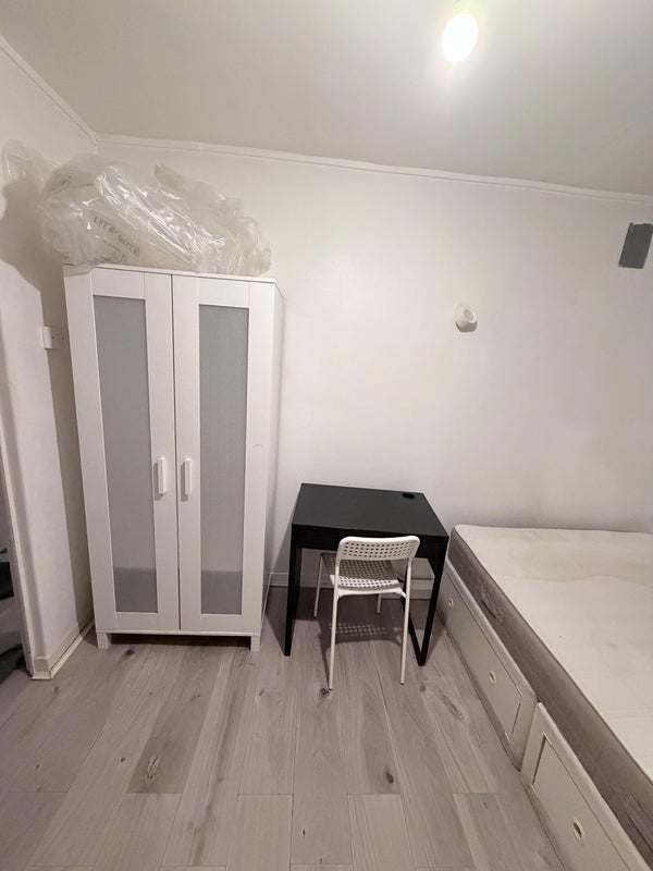 Room Wade's Place in Greater London