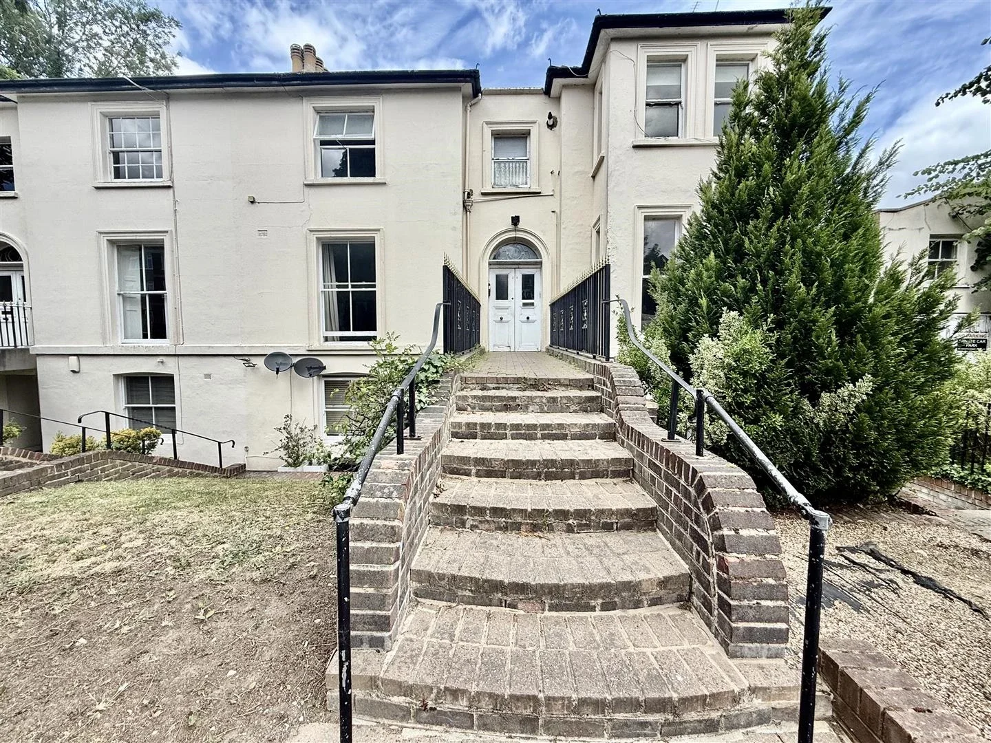 Flat Torrington Park in Greater London