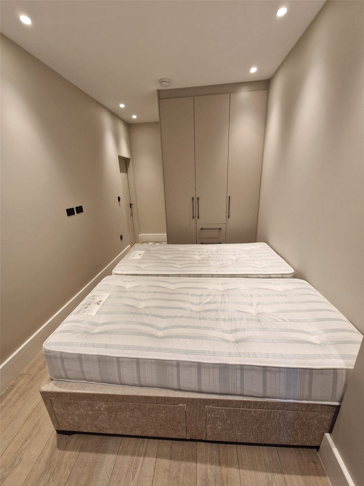 Flat Wykeham Road in Greater London