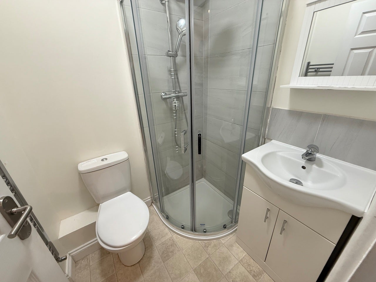 Room Dunraven Avenue in Luton