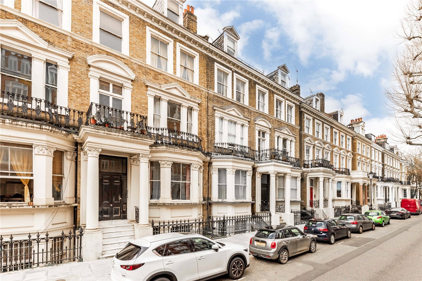 Flat Holland Park Gardens in Greater London