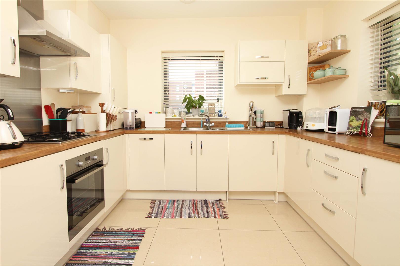 Flat Willoughby Avenue in Greater London