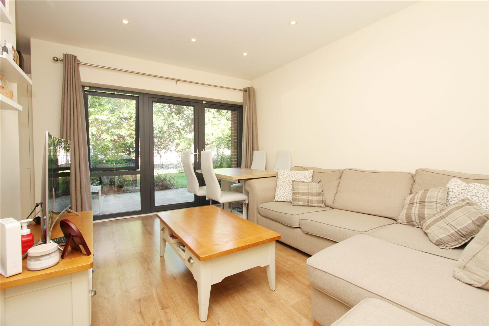 Flat Willoughby Avenue in Greater London