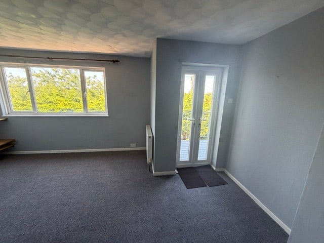 Flat Woodside Close in Northwood