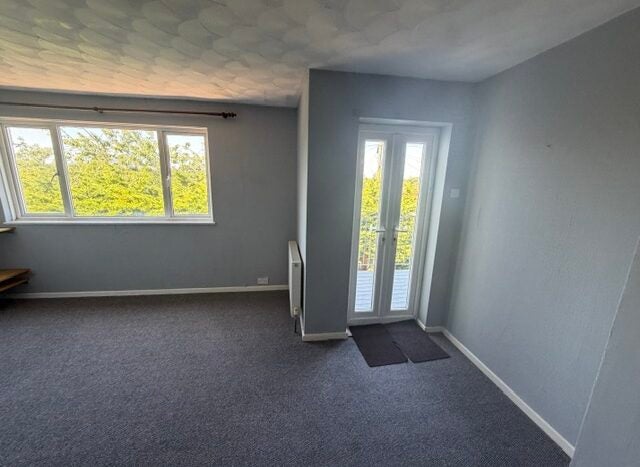 Flat Woodside Close in Northwood
