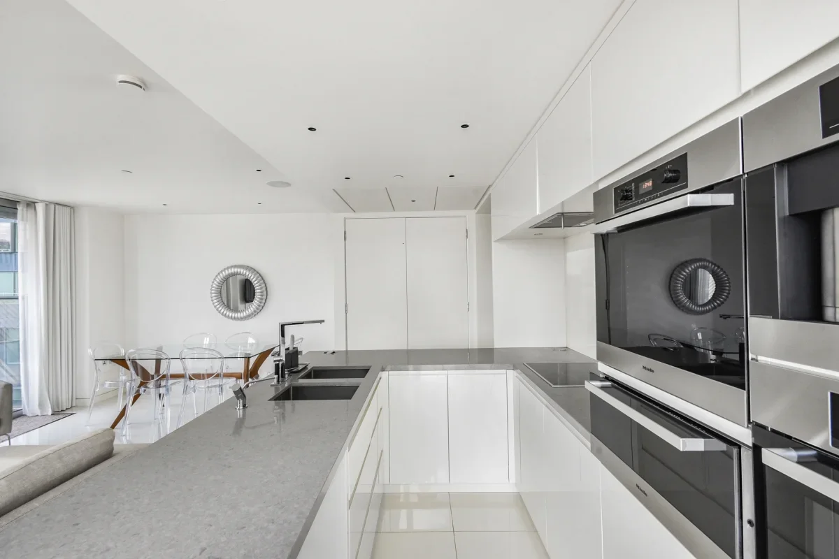 Flat Andrewes Highwalk in City of London