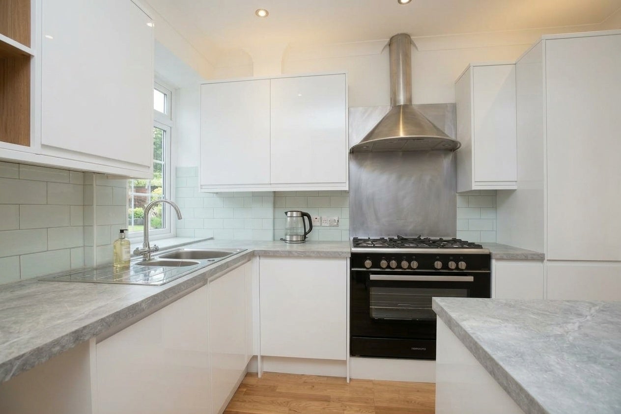 Flat Finchley Road in Greater London
