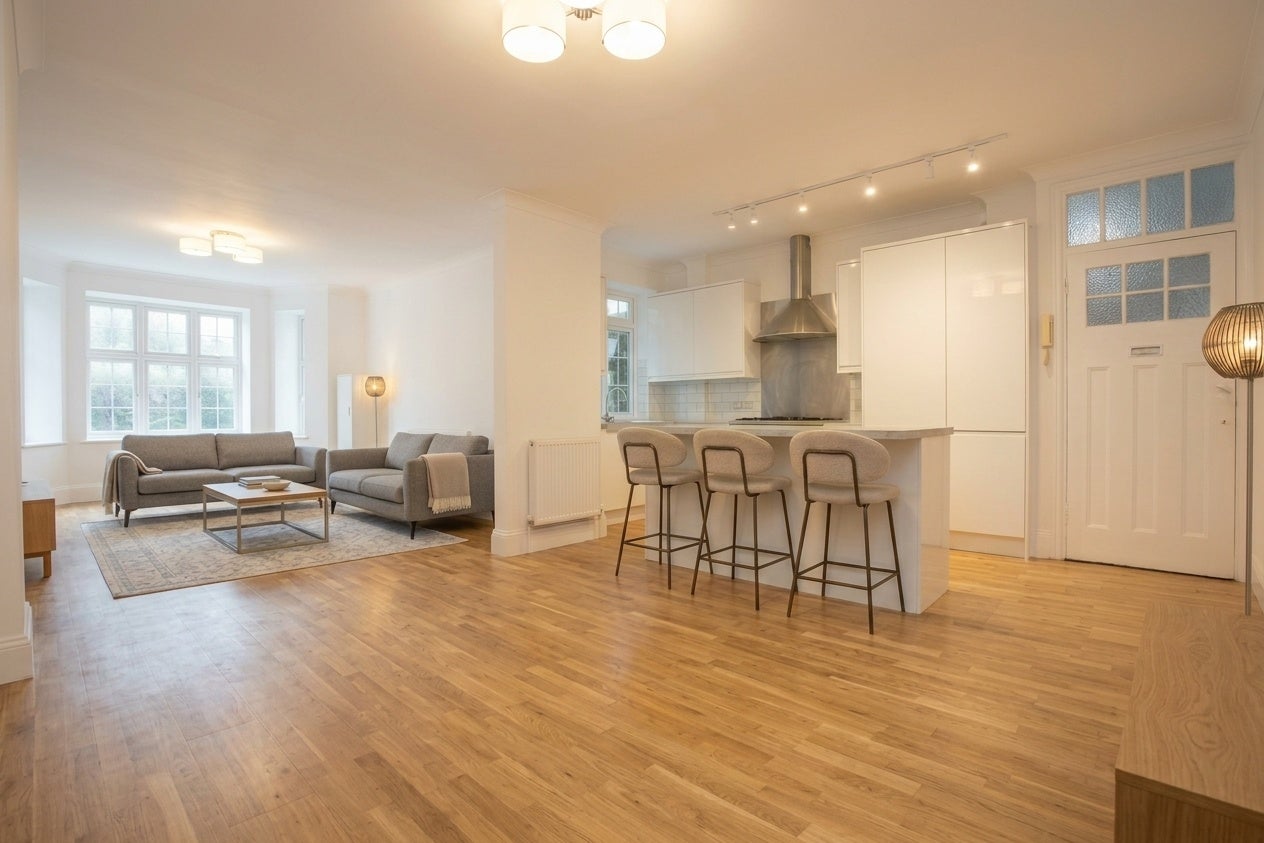 Flat Finchley Road in Greater London