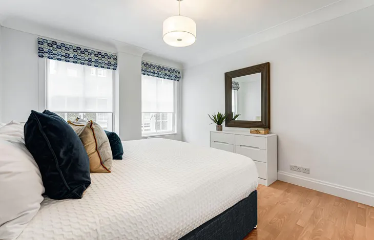 Flat Kensington High Street in Greater London