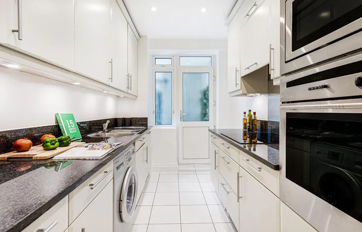 Flat Kensington High Street in Greater London