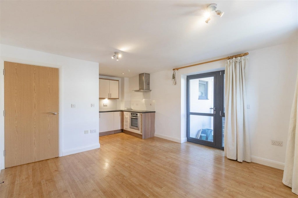 Flat Hewlett Road in Cheltenham