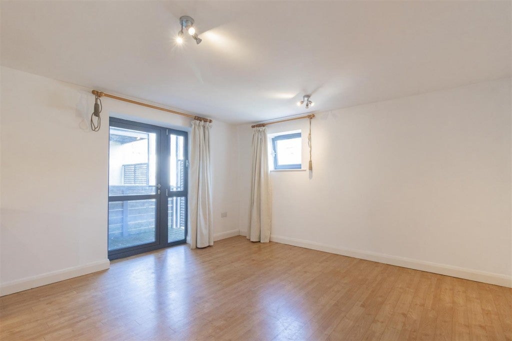 Flat Hewlett Road in Cheltenham
