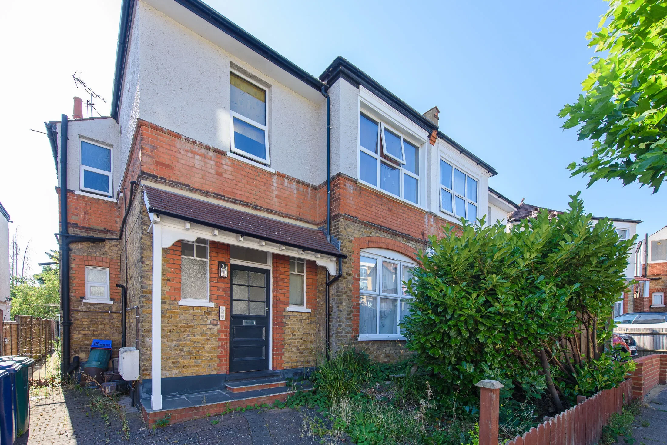 Flat Rowsley Avenue in Greater London