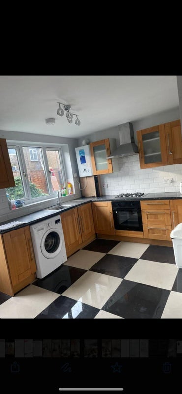 Room West Green Road in Greater London