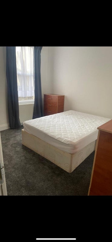 Room West Green Road in Greater London
