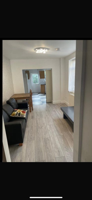 Room West Green Road in Greater London